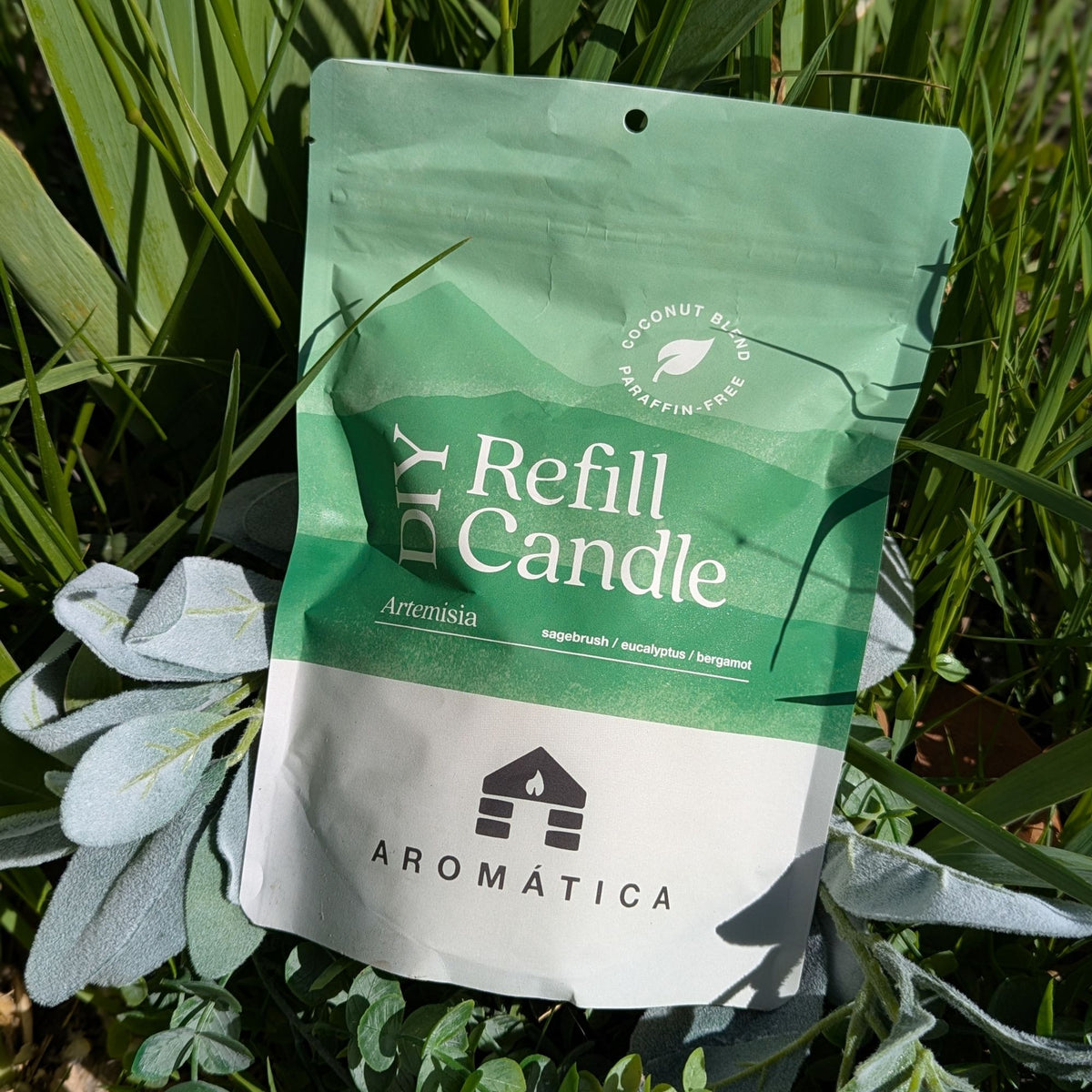Artemisa scented Bluecorn Aromática DIY refill kit lying in grassy background